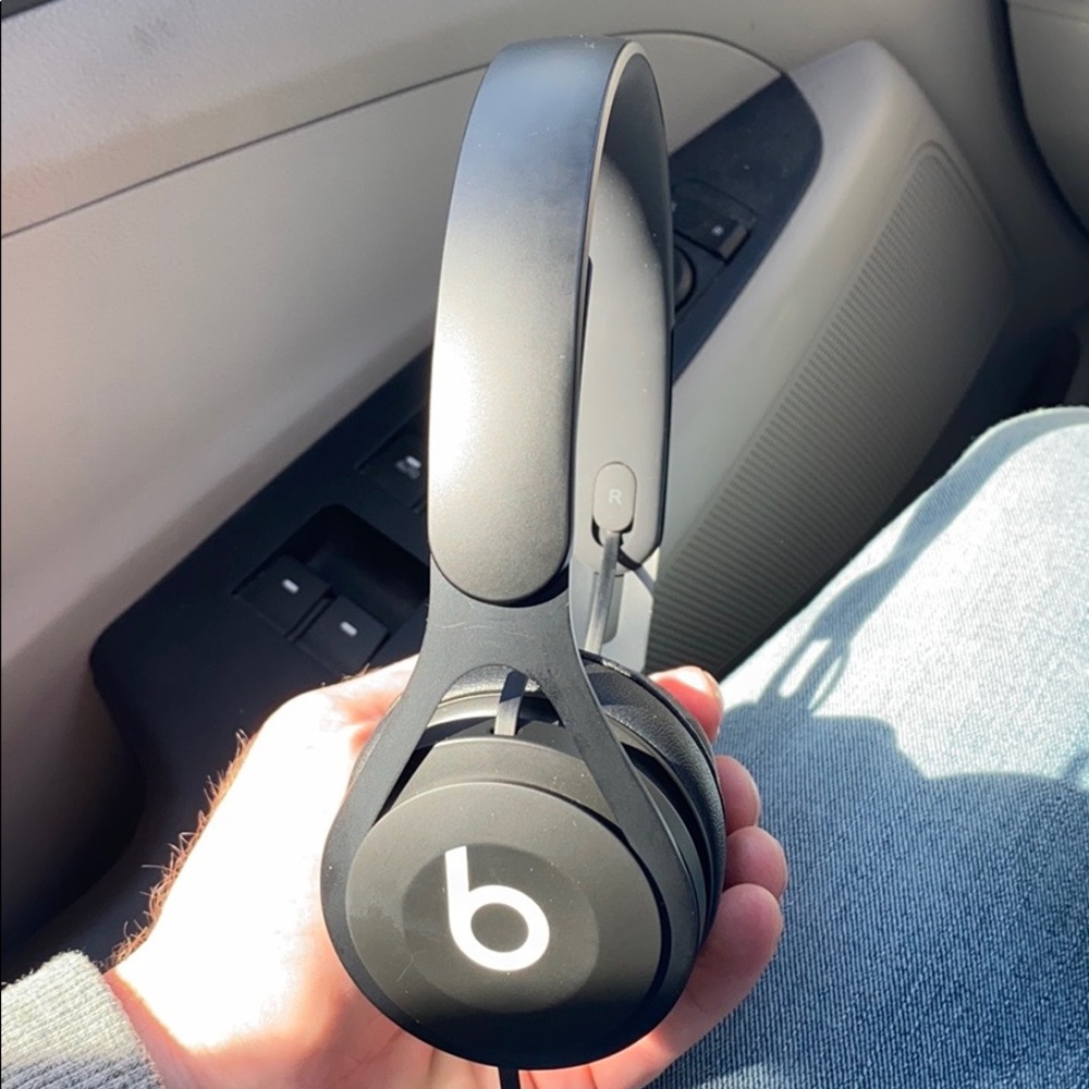 Dr. Dee Beats EP One on ear headphone